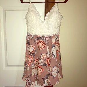 Lace and flower dress with gold hardware✨🌸🌺🌼